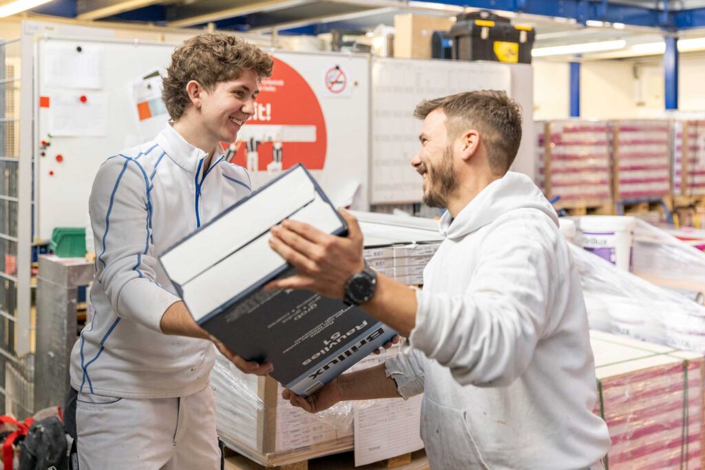 Kollegen arbeiten sich freundlich zu