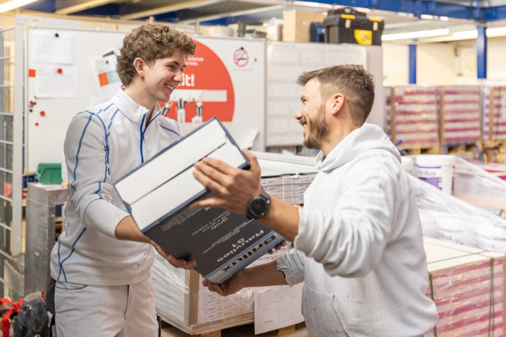 Mitarbeiter tauschen ein Musterbuch aus