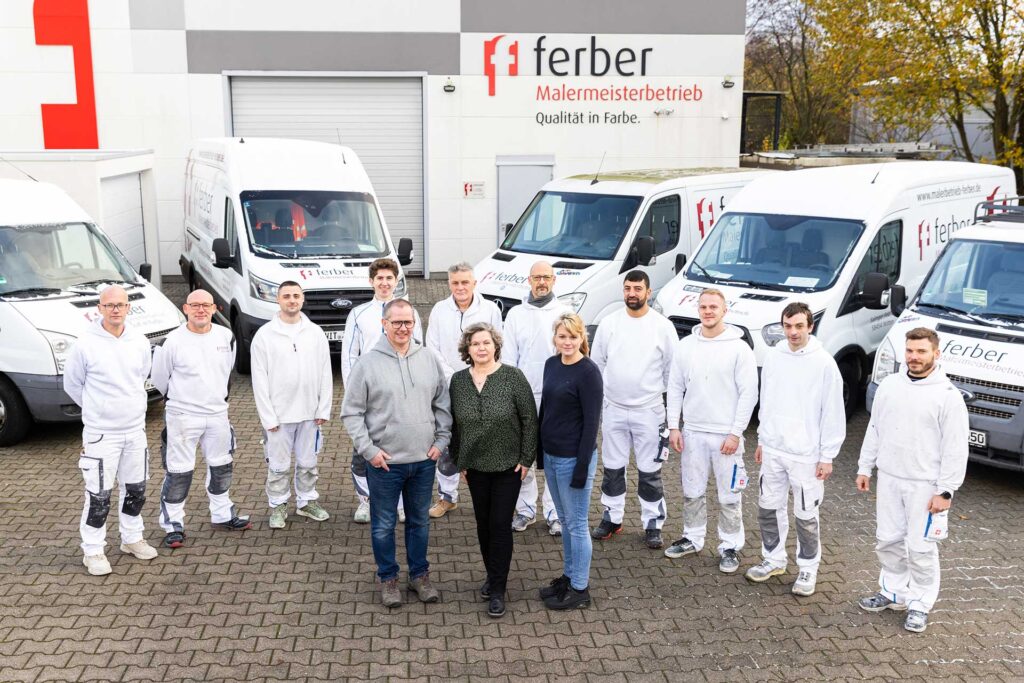 Firmenteam vor Firmenwagen